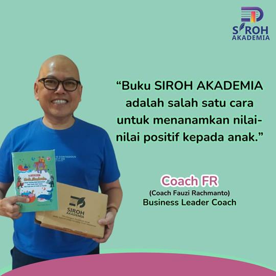Seorang ahli pendidikan anak yang tersenyum